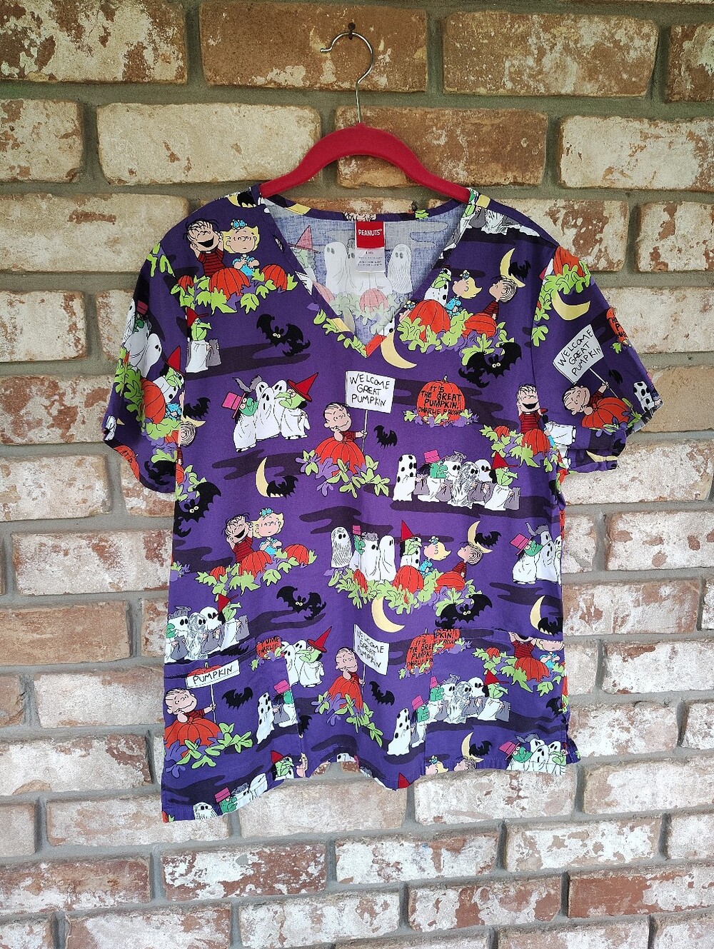 Peanuts Great Pumpkin Charlie Brown Halloween Scrub Top V-Neck Purple Large L - Picture 2 of 7